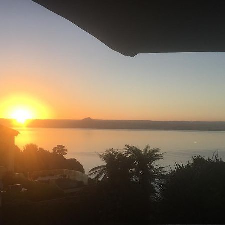 B & B With Stunning Views Taupo Bagian luar foto