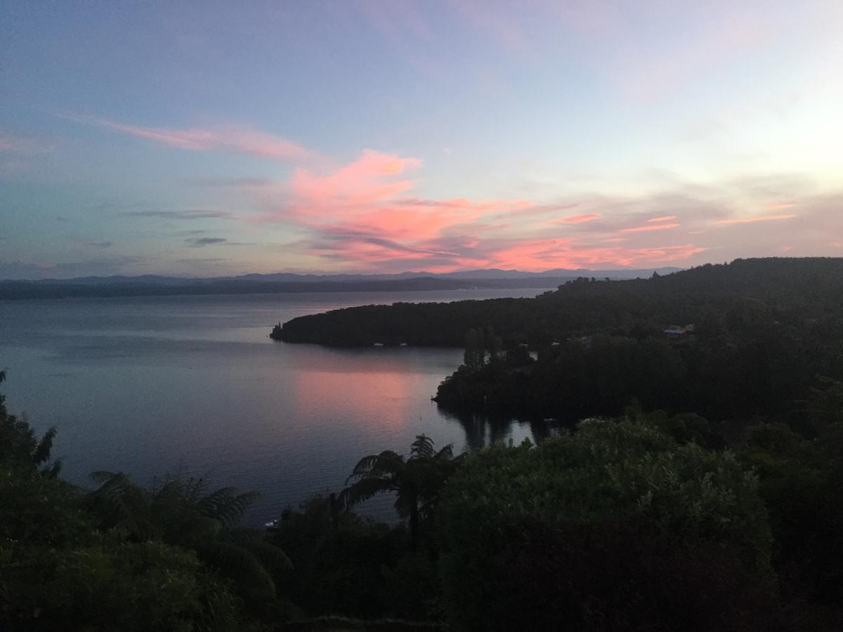 B & B With Stunning Views Taupo Bagian luar foto