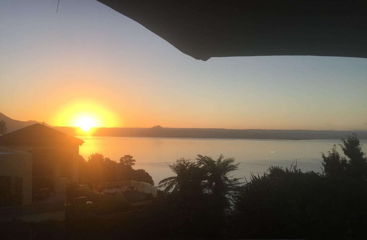 B & B With Stunning Views Taupo Bagian luar foto