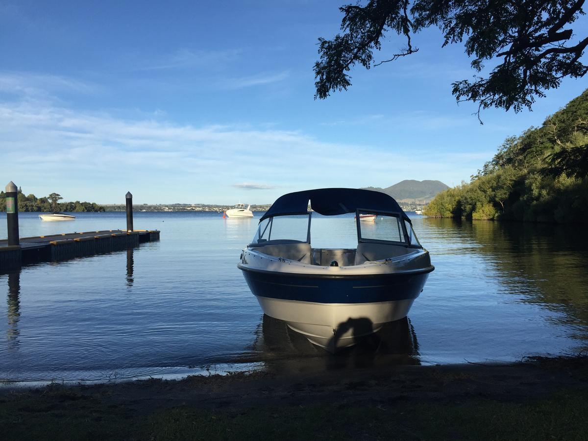 B & B With Stunning Views Taupo Bagian luar foto